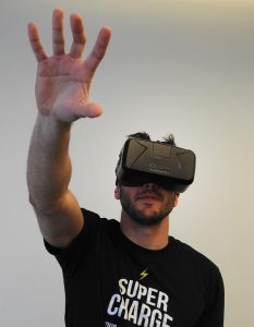 Imagen de hombre con gafas de realidad virtual
